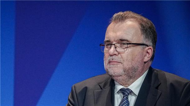 „Eine politische Bewegung, die die Wende rückwärts zu Nationalismus beschwört, ist schädlich für dieses Land: für die Wirtschaft und für Ansehen und Erfolg Deutschlands im globalen Kontext“, sagt BDI-Präsident Siegfried Russwurm.