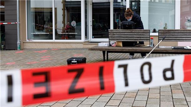 Bielefeld: Tätersuche nach tödlichen Schüssen dauert an Eine Polizeibeamtin der Kriminaltechnik steht an einem abgesperrten Tatort.