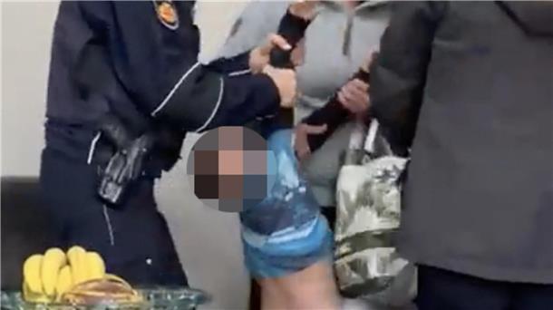 Weltweite Hetze wegen des Videos aus Bremerhaven: Wie Stadtrat Frost reagiert Eine Polizeibeamtin und eine Mitarbeiterin des Jugendamtes Bremerhaven zerren einen kleinen muslimischen Jungen aus der Wohnung seiner Familie: Diese per Video dokumentierten Szenen empören Teile der muslimischen Welt - auch deshalb, weil die Bilder sich von Fake News befördert verbreiteten. Nun reagiert der für das Jugendamt zuständige Dezernent Michael Frost darauf - mit klaren Worten.