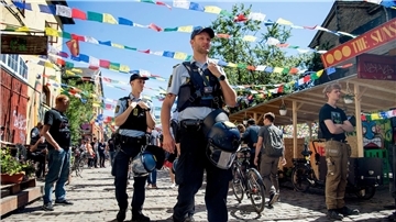 Eine Polizeistreife kontrolliert die Pusher Street in der alternativen Siedlung Christiania.