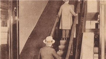 Eine Postkarte aus dem Kölnischen Stadtmuseum zeigt die erste deutsche Rolltreppe im Kölner Kaufhaus Tietz im Jahr 1925.