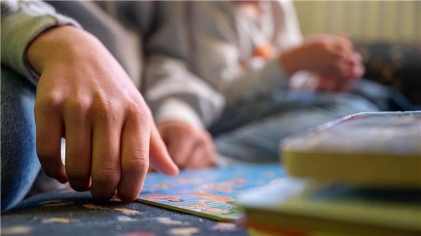 Eine Praktikantin liest in einer Kita Kindern vor..