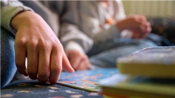 Eine Praktikantin liest in einer Kita Kindern vor..