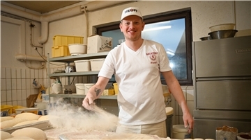 Eine Prise Mehl: Bei Miroslaw Stawarz in der Bäckerei Hoops wird noch alles von Hand gebacken.