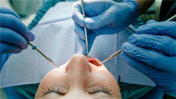 Eine professionelle Zahnbehandlung können sich immer weniger Briten leisten und es gibt gleichzeitig zu wenig Dentisten im Land.