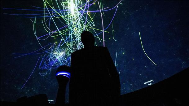 Zu den Sternen - 100 Jahre Planetarien Eine Projektion im Deutschen Museum in der Sonderausstellung „100 Jahre Planetarium“.