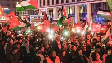 Eine propalästinensische Demo zieht durch die Hamburger Innenstadt.