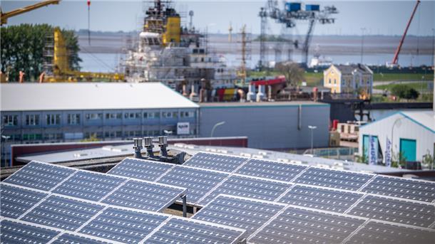 Eine PV-Anlage auf einem Wohnhausdach in der „Alten Bürger“: Bremerhaven will in den kommenden sechs Jahren große Schritte in Richtung Klimaneutralität machen.