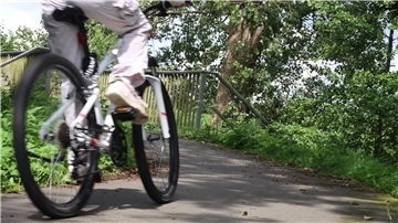 Eine Radfahrerin fährt auf dem Radweg zwischen Wilstedt und Tarmstedt. Dieser soll auch während der Bauarbeiten an der Wörpebrücke vorerst befahrbar bleiben.