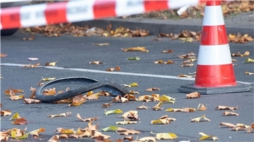 Eine Radfahrerin ist bei dem Unfall mit einem Lastwagen in Berlin lebensgefährlich verletzt worden.