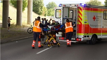 Eine Radrennveranstaltung ist nach Stürzen vieler Teilnehmer abgebrochen worden.
