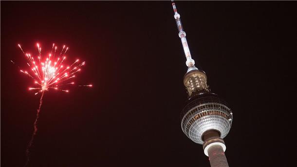 Eine Rakete explodiert in der Silvesternacht in der Nähe des Berliner Fernsehturms.
