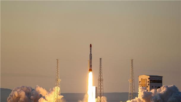 Iran: Satellit zur Erdbeobachtung ins All geschossen Eine Rakete startet an einem ungenannten Ort im Iran. Die Rakete sollte 2017 drei Forschungssatelliten in die Luft bringen. Jetzt wurde erneut ein Satellitenstart vermeldet.