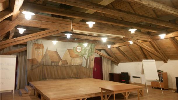Eine Raum mit Bühne in der Magdeburger Kaserne in Terezin. In dem von den Nationalsozialisten eingerichteten Ghetto Theresienstadt wurde die Oper „Brundibar“ des Komponisten Hans Krasa mit einem Libretto von Adolf Hoffmeister zum ersten Mal am 23. September 1943 aufgeführt.