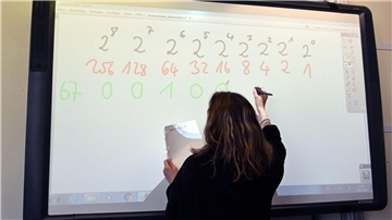 Eine Realschülerin einer zehnten Klasse arbeitet in einer Unterrichtsstunde an einem Active Board (interaktive Tafel).
