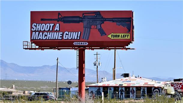 Eine Reklametafel im US-Bundesstaat Arizona wirbt für das Schießen mit einem Maschinengewehr auf einem Schießstand.