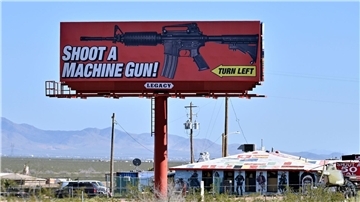 Eine Reklametafel im US-Bundesstaat Arizona wirbt für das Schießen mit einem Maschinengewehr auf einem Schießstand.