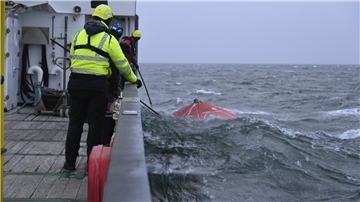 Eine Rettungsinsel treibt in der Nordsee.