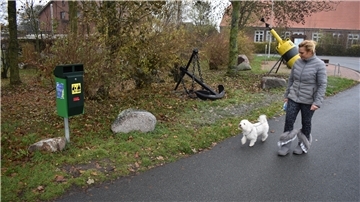 Eine Rodenkircherin beim Spaziergang mit ihrem Hund am Abser Deich: Kommt auf Hundebesitzer eine höhere Steuer zu?