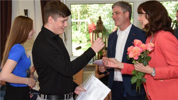 So feierlich verabschiedet die Selsinger Oberschule ihre Abgänger Eine Rose und das Zeugnis gibt es zum Abschied für die abgehenden Schüler.