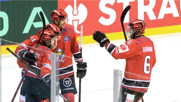 Pinguins lassen Bremerhaven vom Viertelfinale der Königsklasse träumen Eine rote Jubeltraube nach dem 4:0 durch Ross Mauermann.