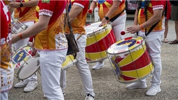 Eine Samba-Gruppe spielt bei einer Parade.