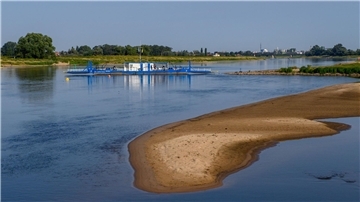 So will die Regierung vor Extremwetter schützen Eine Sandbank ist im Elbestrom in Magdeburg zu sehen. Dürren gehören zu den Folgen des Klimawandels.