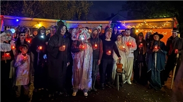 Mehrere als Halloween-Gespenster verkleidete Menschen. 