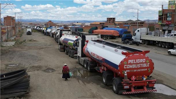 Bilder des Tages Eine Schlange von LKWs steht in El Alto an einer Tankstelle, wegen Treibstoffknappheit in Bolivien, an.