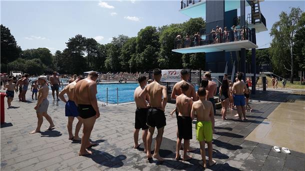 Eine Schlange vor dem Sprungturm: Der Andrang bei Hitze ist im Freibad für gewöhnlich groß.