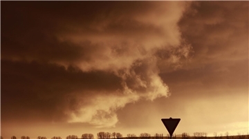Eine Schlechtwetterfront zieht bei tief stehender Sonne über den Harz hinweg.