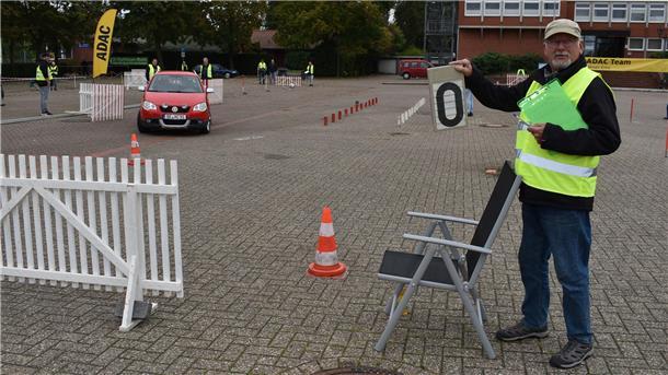 Rodenkirchen wird zum Rennparcours: ADAC-Endlauf auf dem Marktplatz Bild von einem Auto, das beim ADAC-Parcours-Racing-Endlauf auf dem Rodenkircher Marktplatz teilnimmt