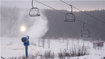 Eine Schneekanone ist neben dem Hexenritt-Sessellift am Wurmberg im Harz im Einsatz.