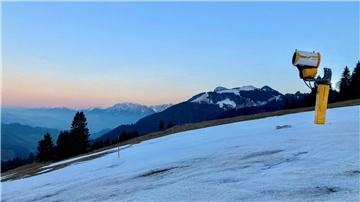 Eine Schneekanone steht auf knapp 1100 Meter Höhe am Sudelfeld: In den Bergen fehlt es an Schnee, selbst für künstliche Beschneiung ist es oft zu warm.