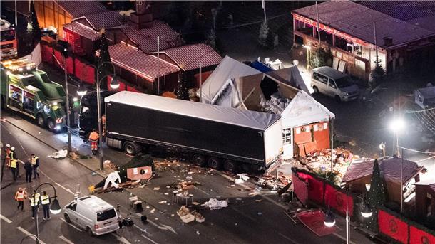 Eine Schneise der Verwüstung ist auf dem Weihnachtsmarkt am Breitscheidplatz in Berlin zu sehen, nachdem 2016 ein Attentäter mit einem Lastwagen auf den Platz gerast war.