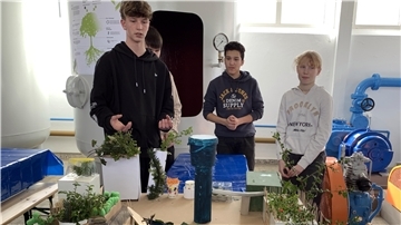 Eine Schülergruppe aus der 8. Klasse des Herbartgymnasiums in Oldenburg stellte beim Workshop anlässlich des Weltwassertages ihr Ergebnis vor. In Südafrika und an der Wupper fand zeitgleich ebenfalls der Workshop statt.