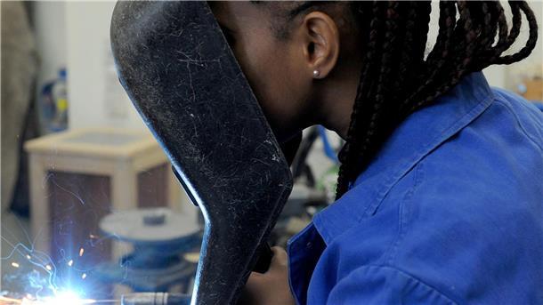 Mehr ausländische Beschäftigte für Deutschland? Eine Schülerin aus dem afrikanischen Guinea absolviert in der Metallwerkstatt der Allgemeinen Berufsschule in Bremen einen Kurs im E-Schweißen.