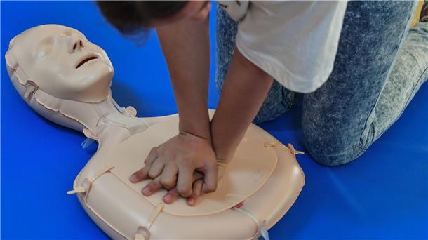 Ärztekammer fordert Erste-Hilfe-Kurse für alle Schüler Eine Schülerin der Friedensgrundschule übt die Wiederbelebung an einem Dummy.