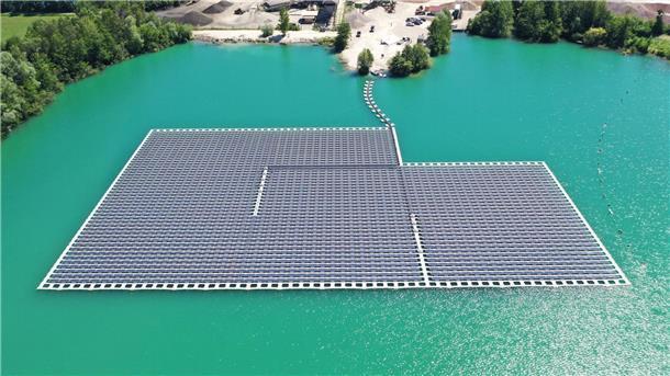 Baywa r.e.: Bau von Ökostromanlagen dauert immer noch Jahre Eine schwimmende Photovoltaik-Anlage auf einem Baggersee. Bis 2045 soll Deutschland klimaneutral werden. Der Umbau der deutschen Energieversorgung soll höchste Priorität haben.