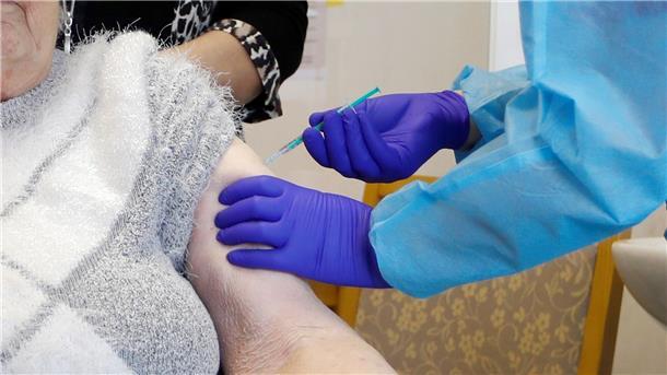 Coronavirus: Wer braucht künftig noch die Impfung?  Eine Seniorin erhält eine Corona-Impfung.