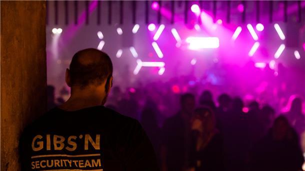 „Nein heißt nein“: Bewusstsein der Clubszene steigt Eine Sicherheitskraft beobachtet die Tanzfläche eines Clubs in Frankfurt/Main. Mit der Frage „Ist Luisa hier?“ können sich Mädchen und Frauen ans Personal wenden und bekommen unmittelbar und diskret Hilfe.