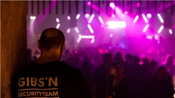 Eine Sicherheitskraft beobachtet die Tanzfläche eines Clubs in Frankfurt/Main. Mit der Frage „Ist Luisa hier?“ können sich Mädchen und Frauen ans Personal wenden und bekommen unmittelbar und diskret Hilfe.