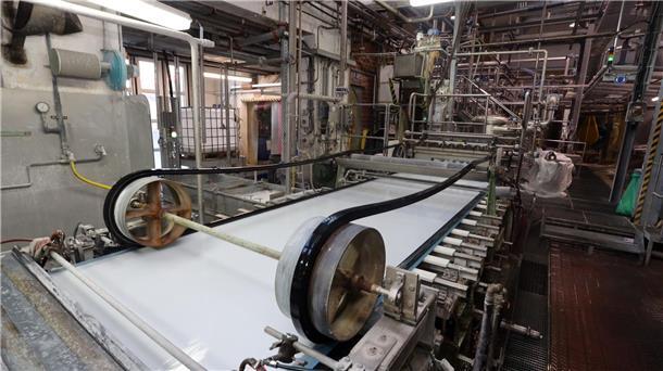 Hanfpapier aus Südniedersachsen findet weltweit Abnehmer  Eine Siebpartie in der Papierfabrik Hahnemühle.
