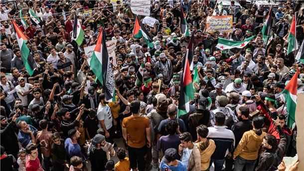 Wut in Nahost über Explosion bei Gaza-Klinik Eine Solidaritätsdemonstration für die Palästinenser in Atme (Syrien).