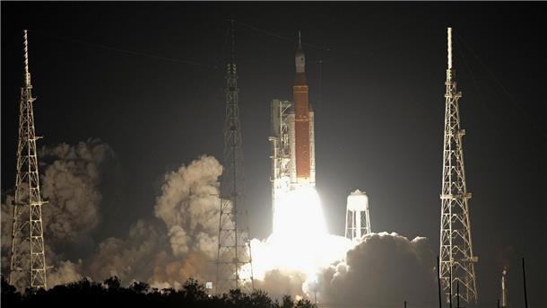 Eine „Space Launch System“-Rakete der Mission „Artemis“ startet am Weltraumbahnhof Cape Canaveral.