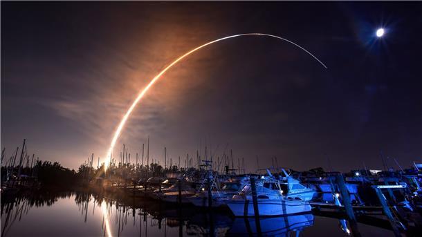 Eine „Space Launch System“-Rakete startet in Cape Canaveral.