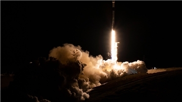 Eine SpaceX-Rakete mit dem Surface Water and Ocean Topography-Satelliten hebt von der Vandenberg Space Force Base in Kalifornien ab. Mit einem neuen Satelliten will die US-Raumfahrtbehörde Nasa erstmals fast alle Wasserflächen auf der Erde vermessen.