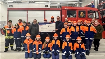 Eine Spende im Gesamtwert von 6.100 Euro haben Vertreter des Lionsclubs Zeven an die Jugendfeuerwehr übergeben.