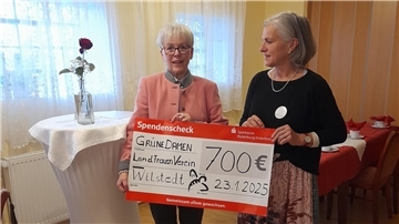 Eine Spende in Höhe von 700 Euro überreichten die Wilstedter Landfrauen an die „Grünen Damen“.