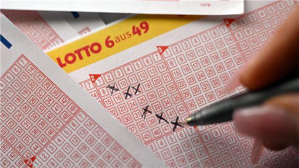 Zweifaches Lotto-Glück im Kreis Rotenburg: Was nach einem Hochgewinn passiert Eine Spielerin füllt einen Lottoschein aus.